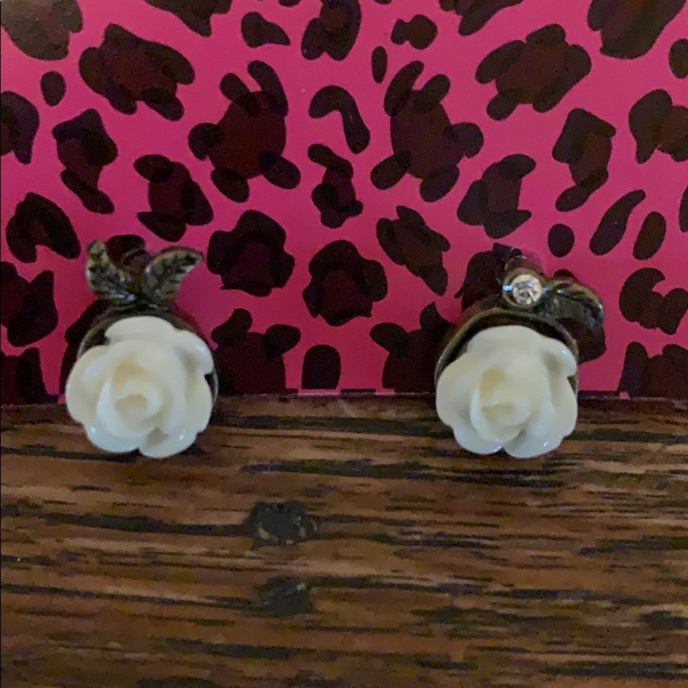 Off white rose earrings